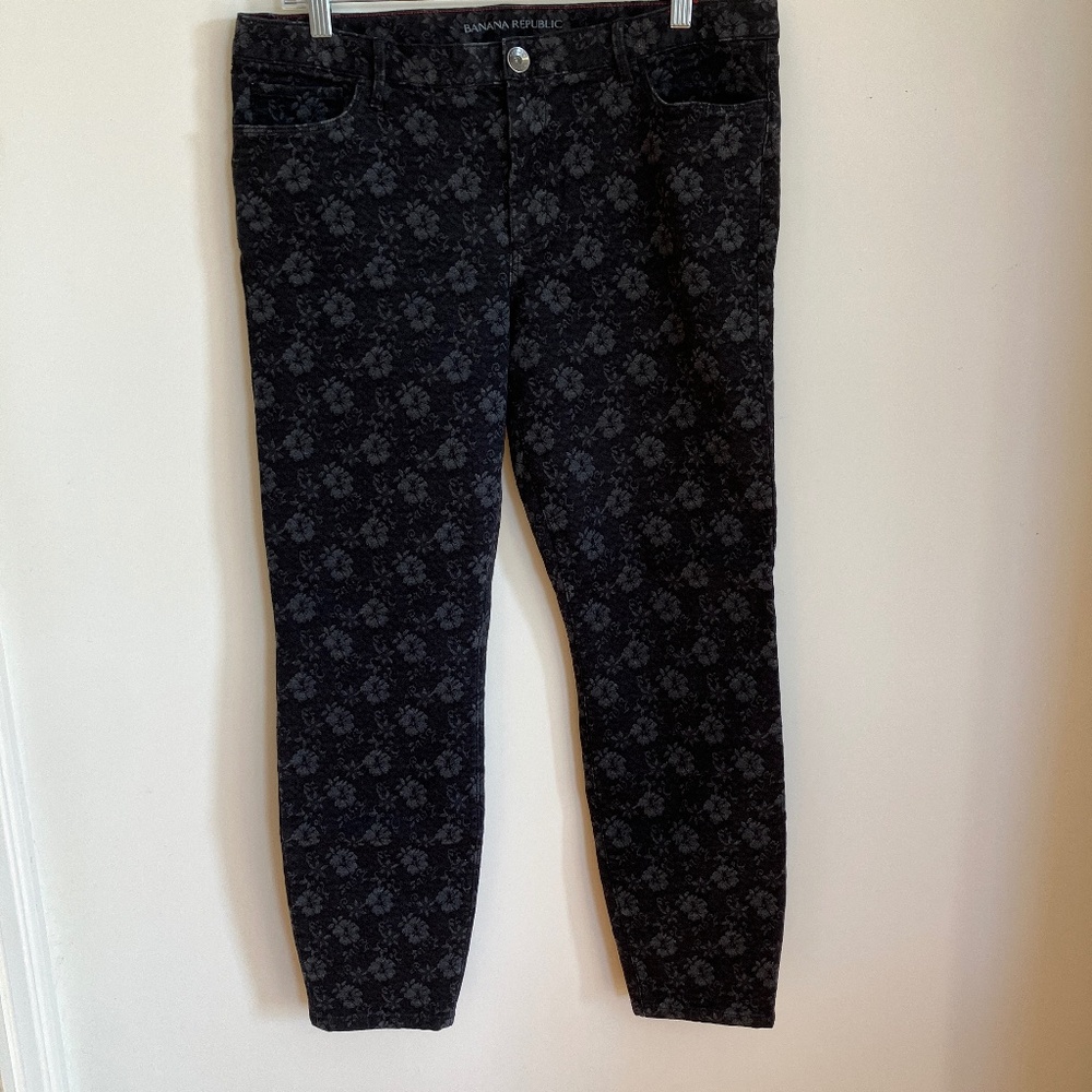 Banana Republic black floral skinny jeans - size 31